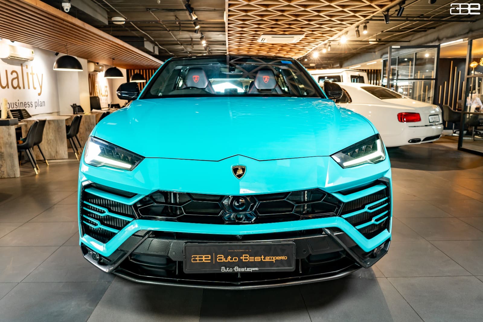Lamborghini URUS V8
